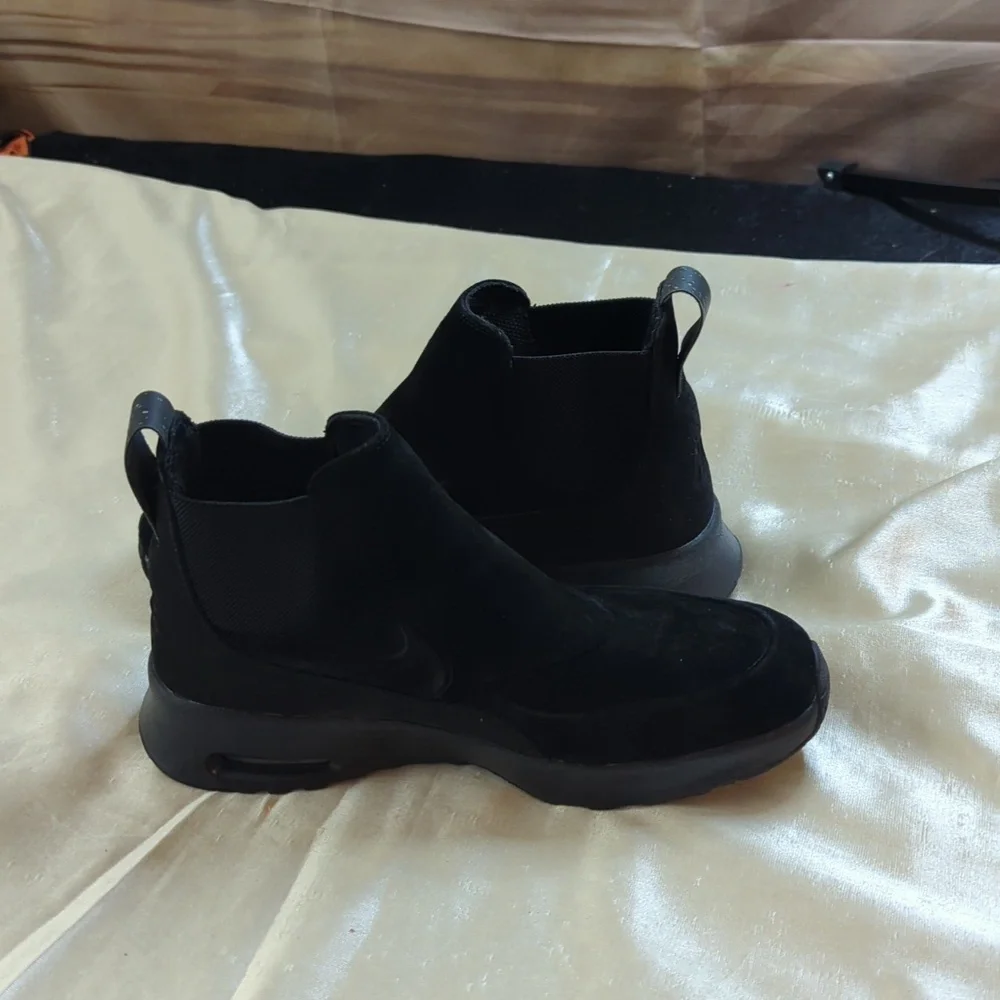Nike Air Max Thea Mid Chucka Boot